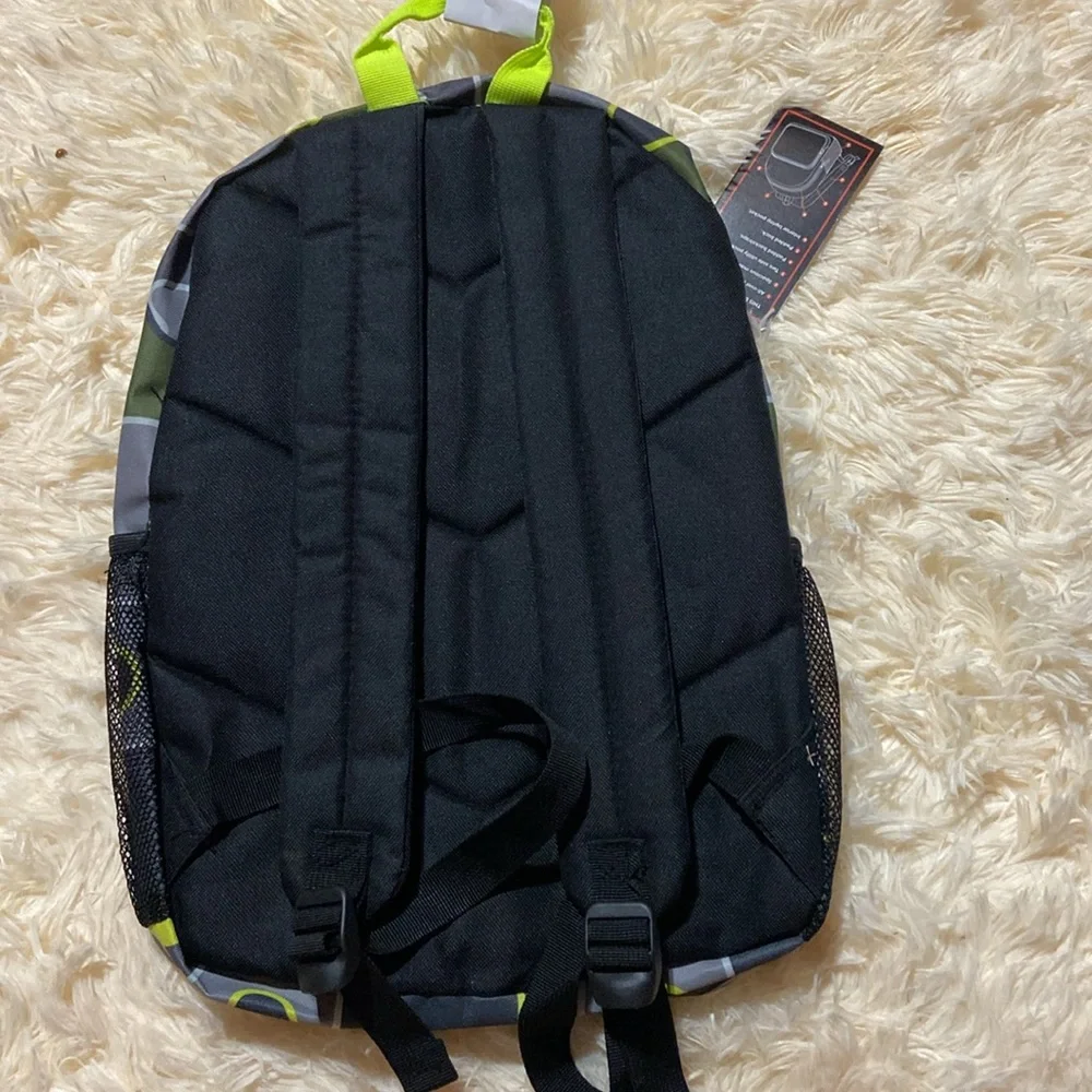 New‎